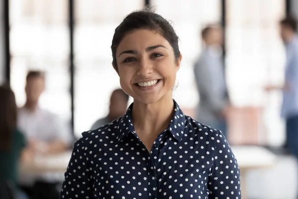 Portrait d'entreprise d'une femme d'affaires indienne heureuse chef d'équipe — Photo