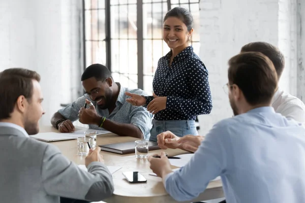 Diverso equipo de negocios millennial con líder indio discutiendo proyecto — Foto de Stock