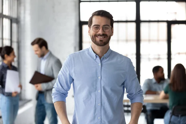 Porträtt av lycklig tusenårig manlig företagsledare i moderna kontor — Stockfoto