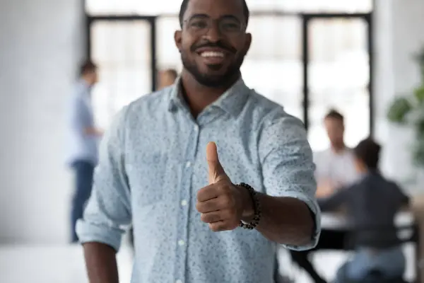 Glad afroamerikansk manlig anställd rekommenderar bra jobb — Stockfoto