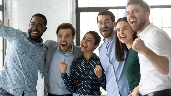 Equipo multiétnico de empleados entusiasmados celebrando el logro corporativo — Foto de Stock
