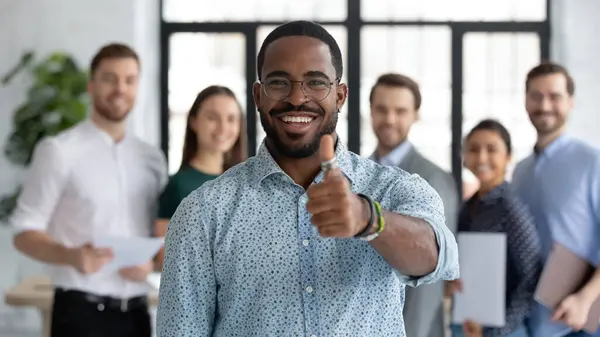 Porträtt av lycklig afroamerikansk manlig företagsledare — Stockfoto