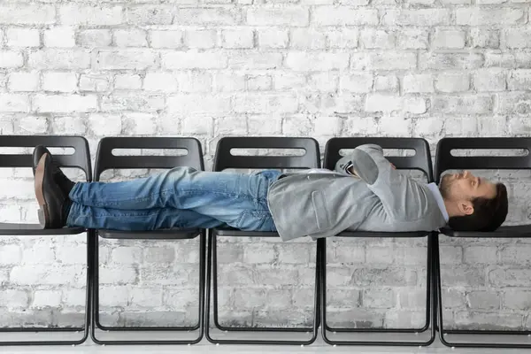 Solicitante de vacante cansado esperando entrevista de trabajo —  Fotos de Stock