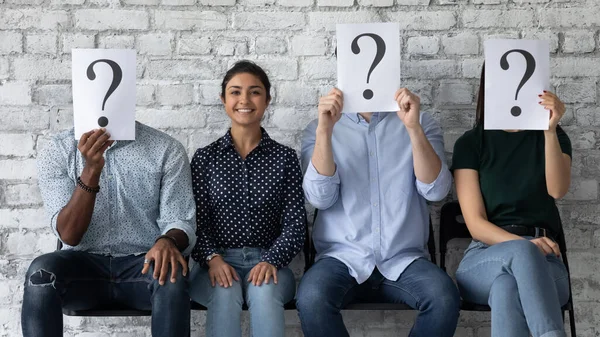 Mujer feliz candidata india ganar la competencia por el trabajo — Foto de Stock