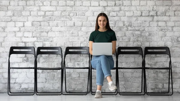 Szczęśliwy bezrobotny student dziewczyna szuka pracy online — Zdjęcie stockowe