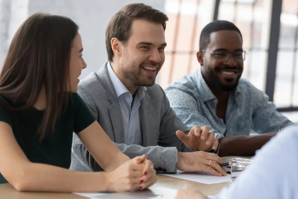 Equipo de gerentes de recursos humanos empleador multiétnico sonriendo y riendo — Foto de Stock