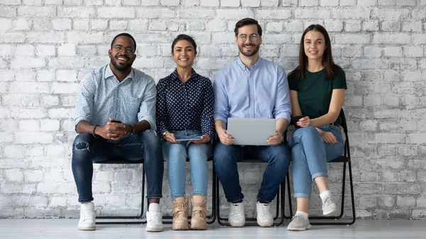 Equipo diverso de candidatos millennial confiados que utilizan gadgets digitales — Foto de Stock