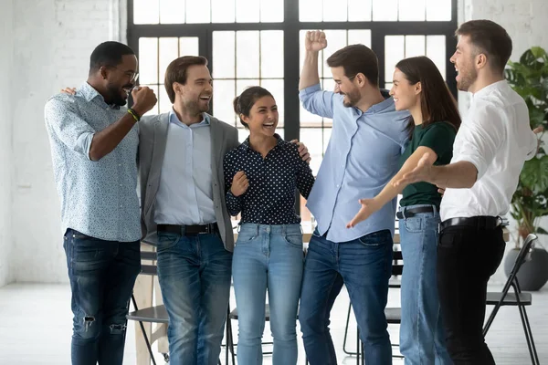 Emocionados colegas motivados gritando de alegría y celebrando el éxito del equipo — Foto de Stock