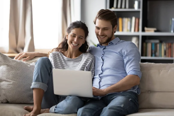 Glückliches Coupé entspannt zu Hause am Computer — Stockfoto