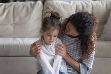 Sevgi dolu anne teselli desteği, üzgün küçük kız.