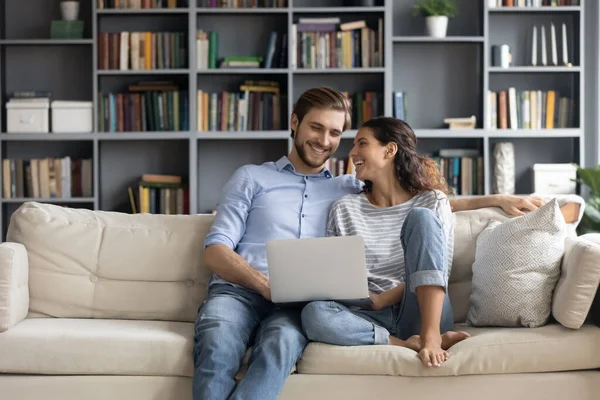 Feliz pareja de inquilinos utilizar el ordenador portátil en casa el fin de semana — Foto de Stock