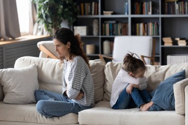 Deli anne ve küçük kız kavgadan sonra konuşmazlar.