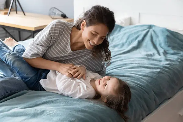 Gelukkig mam spelen met kleine dochter thuis — Stockfoto