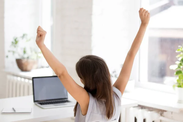 Vista posterior del estiramiento de la mujer empleada en el lugar de trabajo — Foto de Stock