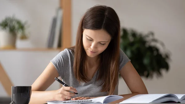 Studio intelligente per adolescenti con libri a casa — Foto Stock