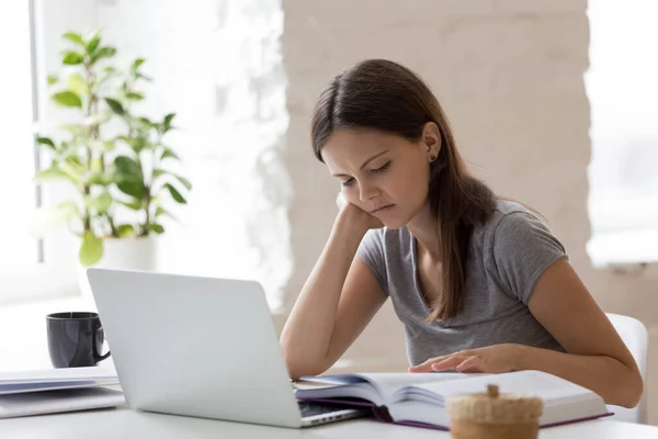 Adolescente infeliz aburrido de estudiar en casa — Foto de Stock