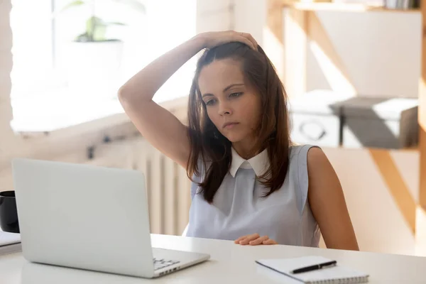 Les jeunes femmes épuisées travaillent sur ordinateur portable sur le lieu de travail — Photo