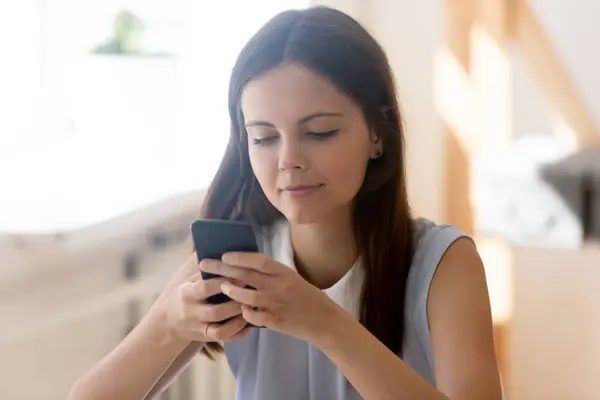 Millennial donna utilizzare smartphone sms online su gadget — Foto Stock