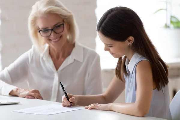 Smiling diverse businesswomen close deal at meeting — Stock Photo, Image