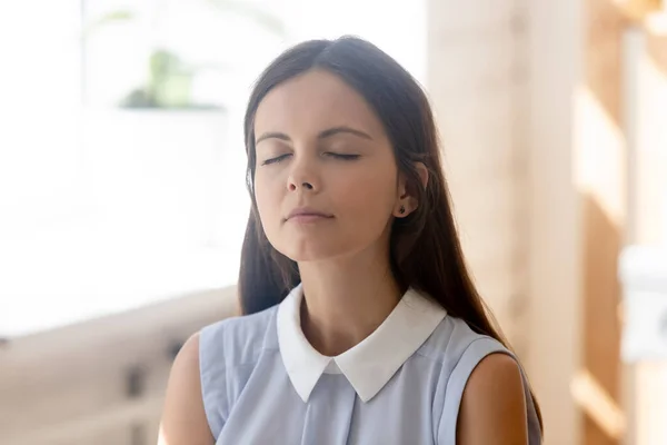 Klidná mladá žena meditovat dech čerstvý vzduch — Stock fotografie