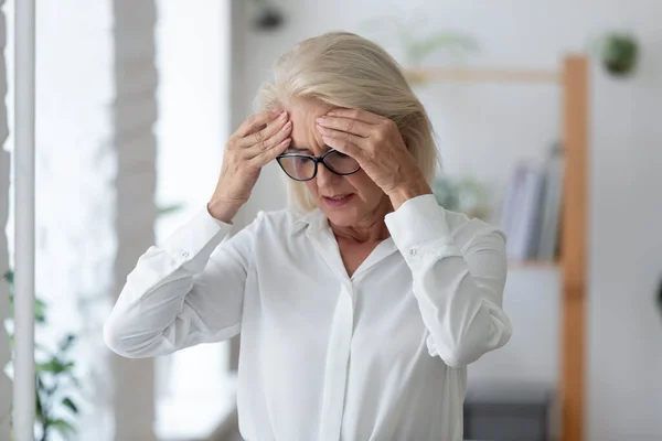 Ungesunde Seniorin leidet unter Kopfschmerzen — Stockfoto