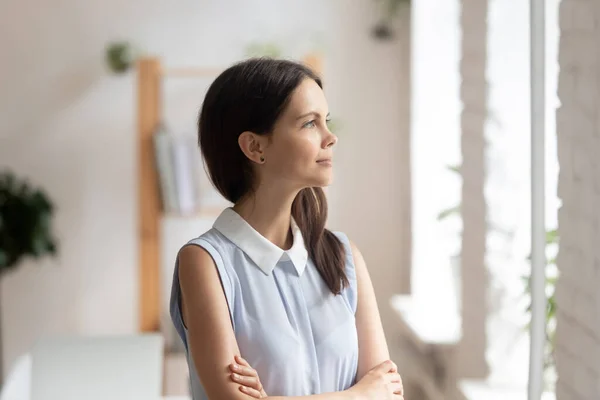 Jonge vrouw kijken in afstand droom van succes — Stockfoto