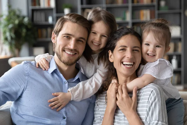 Portrait of smiling family with two preschooler daughters — Stock Photo, Image