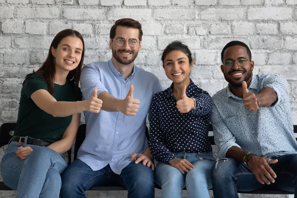 Equipe diversa de candidatos passou com sucesso entrevista de emprego — Fotografia de Stock