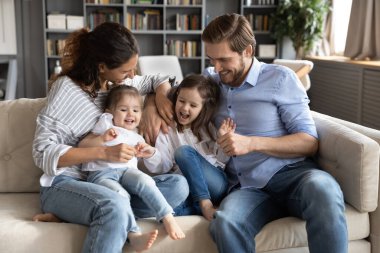 Neşeli ebeveynler küçük kızlarıyla oynarlar.