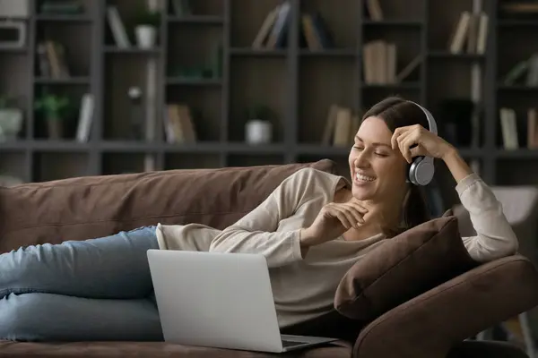 Mulher adolescente em fones de ouvido usando laptop para estudar inglês online — Fotografia de Stock