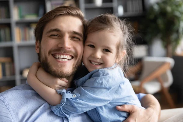 Portrét šťastného mladého otce a malé dcery objímající — Stock fotografie