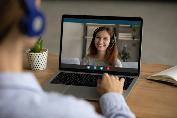 Female recruiter in headset speaking with woman candidate by laptop — Stock Photo, Image