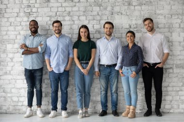 Çeşitli milenyum çalışanlarının grup portresi
