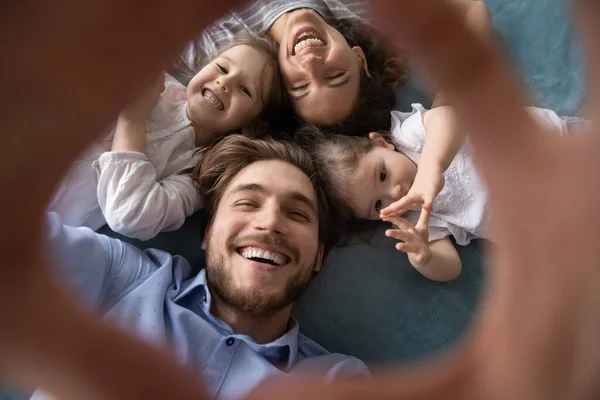 Zelfportret van jonge ouders met kleine dochters — Stockfoto