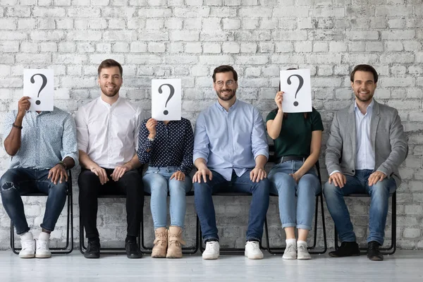 Candidatos de trabajo sentados en sillas en línea — Foto de Stock