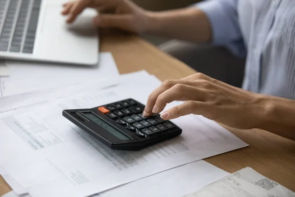 Primer plano de las manos de la mujer la gestión de los servicios públicos utilizando la calculadora digital portátil — Foto de Stock