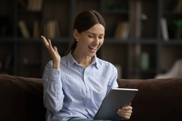 Overjoyed teen female looking on pad screen enjoy good news — Stock Photo, Image