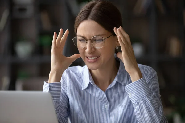 Злий молода жінка працівник дивиться на екран ноутбука робить помилку — стокове фото