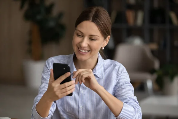 Agradable joven dama hacer llamada telefónica escribir mensaje para chatear — Foto de Stock