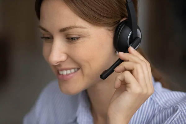 Jonge vrouw call center manager in headset nemen klant oproep — Stockfoto