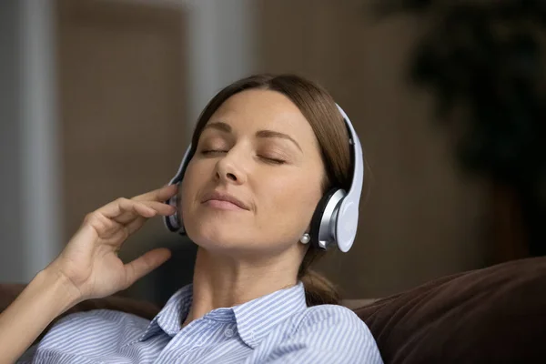 Rustig tiener vrouw in draadloze headset luisteren naar rustige melodie — Stockfoto