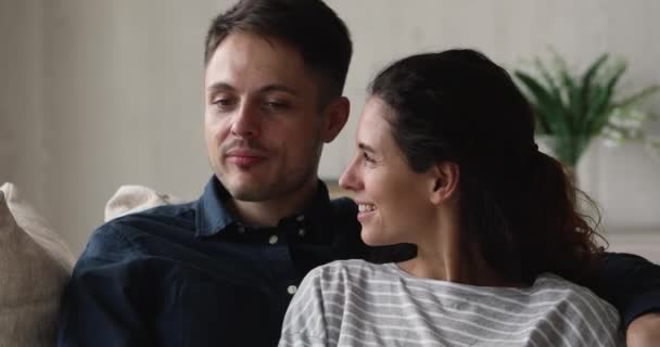 Close up 35s manželé objímání sedí společně na pohovce — Stock video