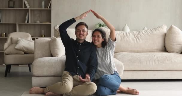 Elleriyle çatı şekli yapan çift taşınma gününü kutluyor — Stok video