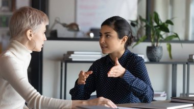 Ofis toplantısında çok ırklı kadın çalışan beyin fırtınası