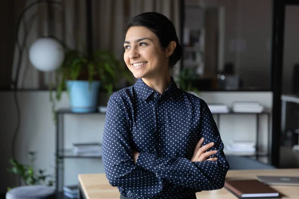 Leende indisk kvinna titta i avstånd dröm om perspektiv — Stockfoto