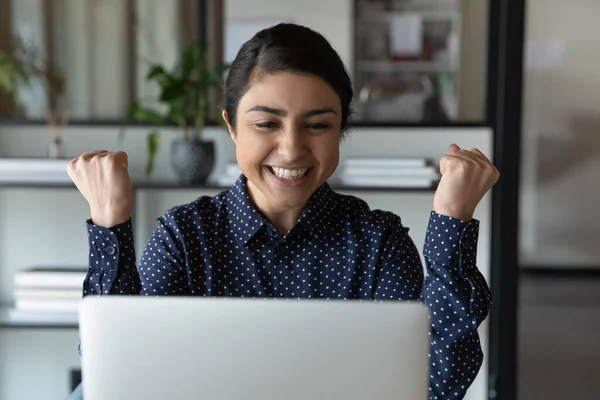 Sonriente empleada india leer buenas noticias en el ordenador portátil — Foto de Stock