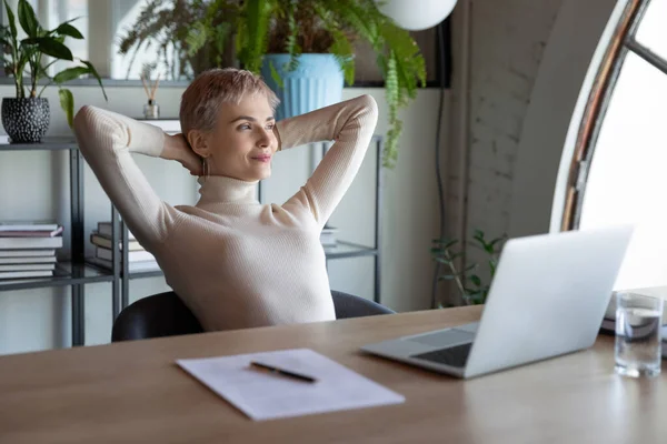 Feliz mujer de negocios relajarse en el lugar de trabajo haciendo planes —  Fotos de Stock