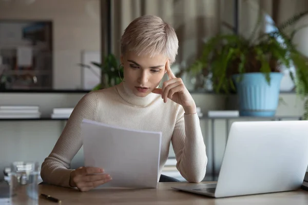 Pensive businesswoman read news in postal correspondence — Stock Photo, Image