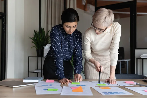 Dipendenti multirazziali coworking discutere progetto di avvio insieme — Foto Stock