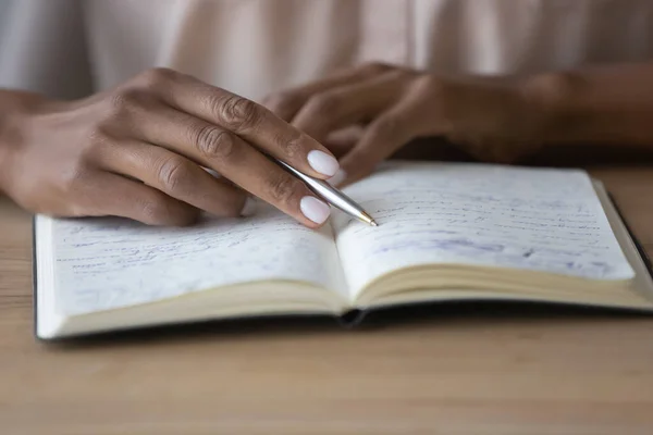 Jovem mulher africana lendo notas no caderno. — Fotografia de Stock